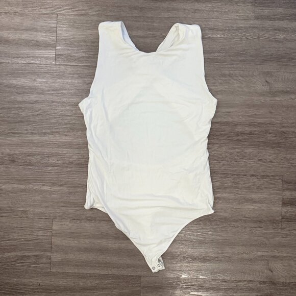 Soft Matte Seamless Cross-Back Shell Bodysuit - Picture 2 of 3